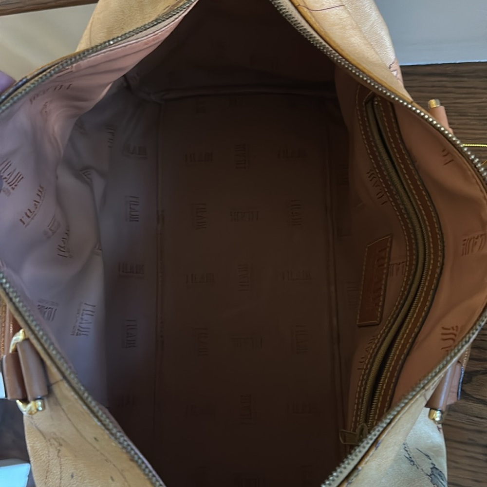 Alviero Martini travel bag featuring the iconic Geo Classic map print. - Picture 3 of 7